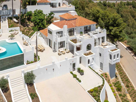 Villa en Las Lomas de Nueva Andalucía con vistas panorámicas al mar en venta