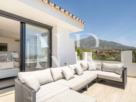 Villa en Las Lomas de Nueva Andalucía con vistas panorámicas al mar en venta
