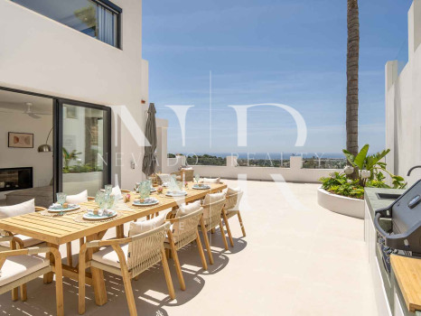 Villa en Las Lomas de Nueva Andalucía con vistas panorámicas al mar en venta