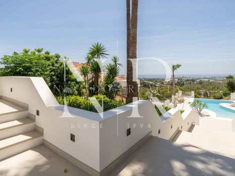 Villa en Las Lomas de Nueva Andalucía con vistas panorámicas al mar en venta