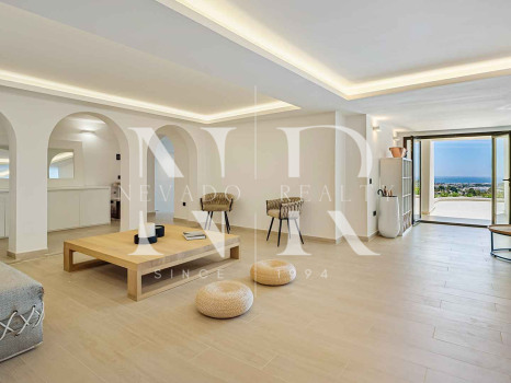 Villa en Las Lomas de Nueva Andalucía con vistas panorámicas al mar en venta