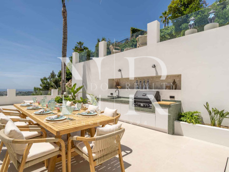 Villa en Las Lomas de Nueva Andalucía con vistas panorámicas al mar en venta