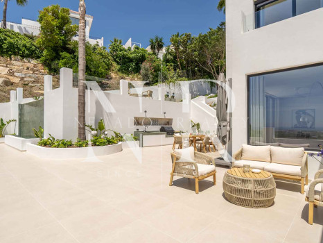Villa en Las Lomas de Nueva Andalucía con vistas panorámicas al mar en venta