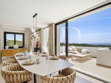 Villa en Las Lomas de Nueva Andalucía con vistas panorámicas al mar en venta
