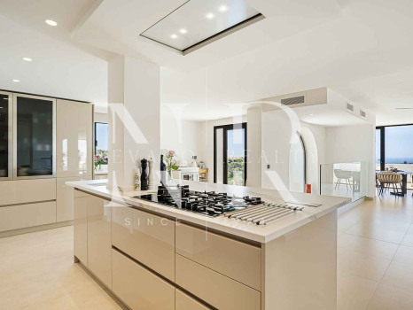 Villa en Las Lomas de Nueva Andalucía con vistas panorámicas al mar en venta