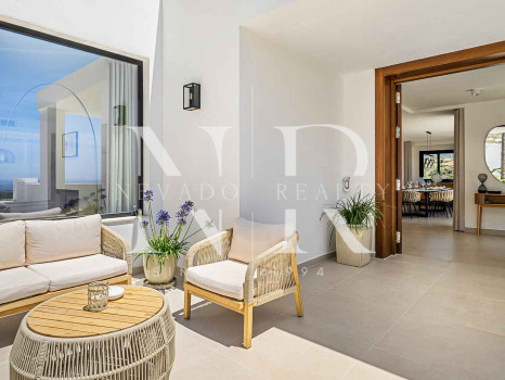 Villa en Las Lomas de Nueva Andalucía con vistas panorámicas al mar en venta
