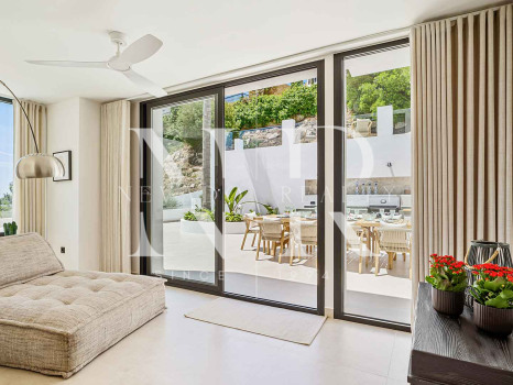 Villa en Las Lomas de Nueva Andalucía con vistas panorámicas al mar en venta