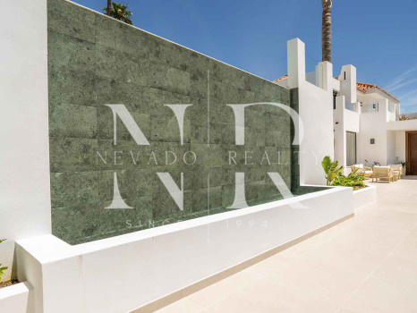Villa en Las Lomas de Nueva Andalucía con vistas panorámicas al mar en venta