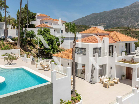 Villa en Las Lomas de Nueva Andalucía con vistas panorámicas al mar en venta