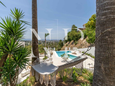 Villa en Las Lomas de Nueva Andalucía con vistas panorámicas al mar en venta