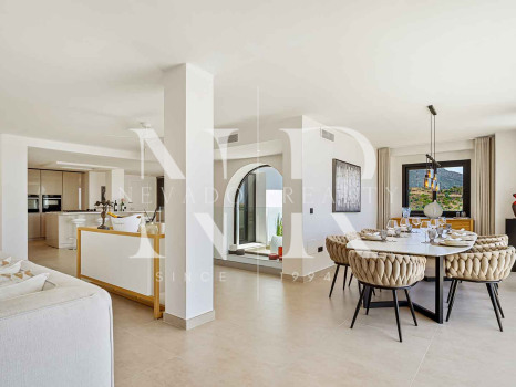 Villa en Las Lomas de Nueva Andalucía con vistas panorámicas al mar en venta
