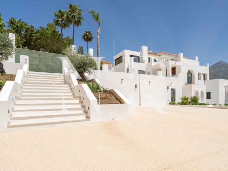 Villa en Las Lomas de Nueva Andalucía con vistas panorámicas al mar en venta