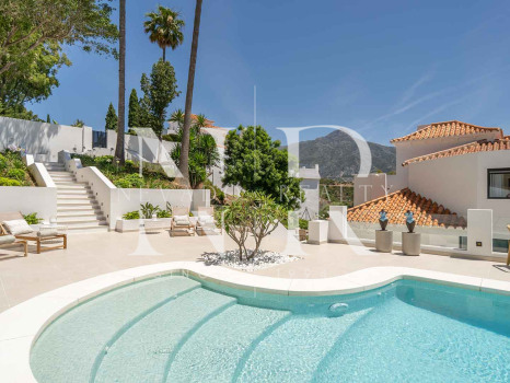 Villa en Las Lomas de Nueva Andalucía con vistas panorámicas al mar en venta