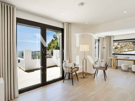 Villa en Las Lomas de Nueva Andalucía con vistas panorámicas al mar en venta