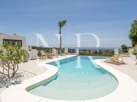 Villa en Las Lomas de Nueva Andalucía con vistas panorámicas al mar en venta