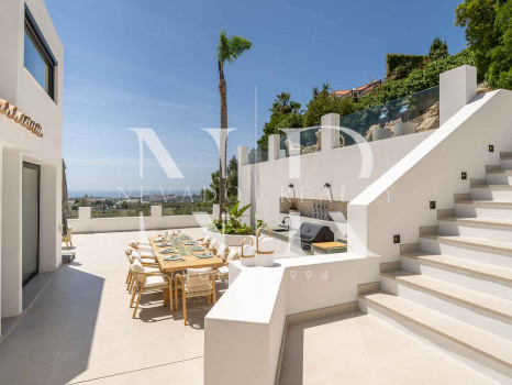 Villa en Las Lomas de Nueva Andalucía con vistas panorámicas al mar en venta