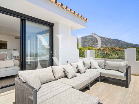 Villa en Las Lomas de Nueva Andalucía con vistas panorámicas al mar en venta