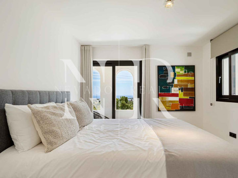 Villa en Las Lomas de Nueva Andalucía con vistas panorámicas al mar en venta