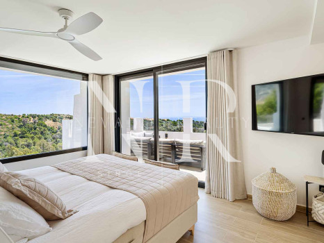 Villa en Las Lomas de Nueva Andalucía con vistas panorámicas al mar en venta