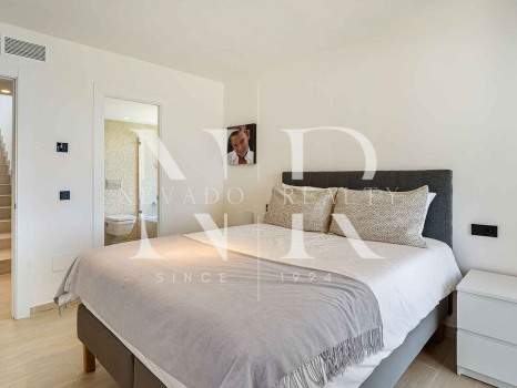 Villa en Las Lomas de Nueva Andalucía con vistas panorámicas al mar en venta