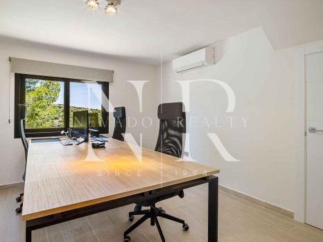 Villa en Las Lomas de Nueva Andalucía con vistas panorámicas al mar en venta
