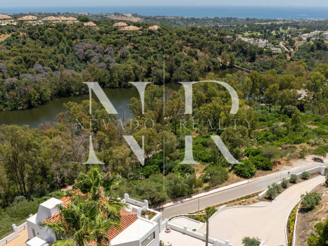 Villa en Las Lomas de Nueva Andalucía con vistas panorámicas al mar en venta