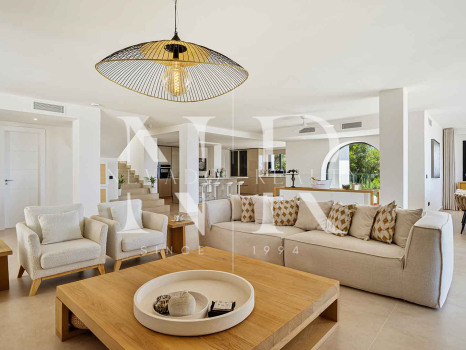 Villa en Las Lomas de Nueva Andalucía con vistas panorámicas al mar en venta