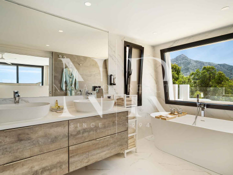 Villa en Las Lomas de Nueva Andalucía con vistas panorámicas al mar en venta