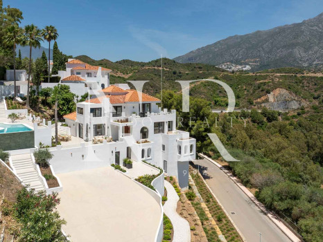 Villa en Las Lomas de Nueva Andalucía con vistas panorámicas al mar en venta