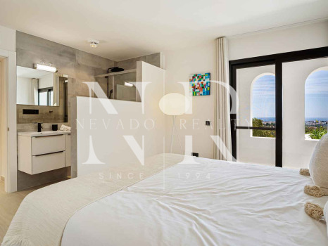 Villa en Las Lomas de Nueva Andalucía con vistas panorámicas al mar en venta