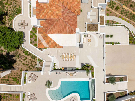 Villa en Las Lomas de Nueva Andalucía con vistas panorámicas al mar en venta