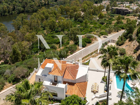 Villa en Las Lomas de Nueva Andalucía con vistas panorámicas al mar en venta