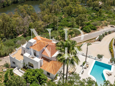 Villa en Las Lomas de Nueva Andalucía con vistas panorámicas al mar en venta