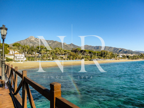 Appartement dans l'immeuble Skol avec vue sur la mer en première ligne de plage à vendre