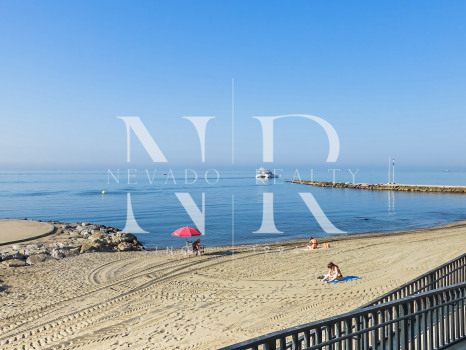 Appartement dans l'immeuble Skol avec vue sur la mer en première ligne de plage à vendre