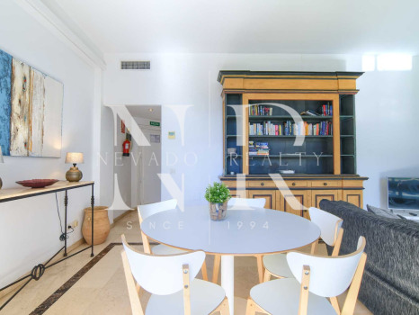 Appartement dans l'immeuble Skol avec vue sur la mer en première ligne de plage à vendre