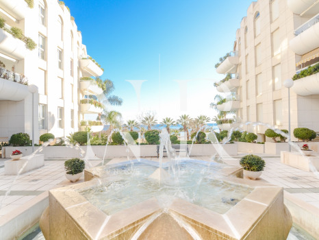Apartment in La Zambomba on the beachfront in Marbella centre for sale