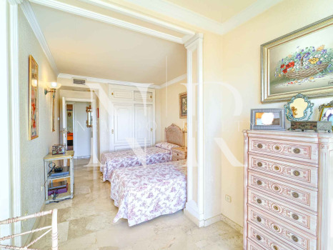 Penthouse in the Mayoral building on the beachfront with sea views for sale