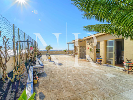 Penthouse in the Mayoral building on the beachfront with sea views for sale