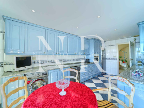 Penthouse in the Mayoral building on the beachfront with sea views for sale