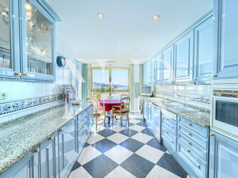 Penthouse in the Mayoral building on the beachfront with sea views for sale