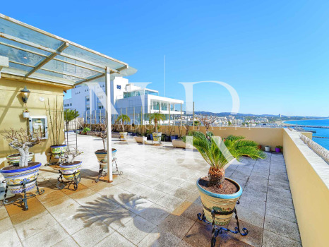 Penthouse in the Mayoral building on the beachfront with sea views for sale