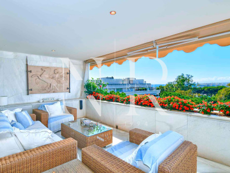 Apartamento en Don Gonzalo con vistas al mar a la venta en Marbella centro