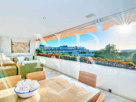 Apartamento en Don Gonzalo con vistas al mar a la venta en Marbella centro