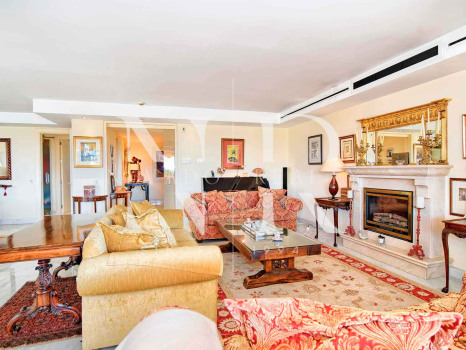 Apartamento en Don Gonzalo con vistas al mar a la venta en Marbella centro