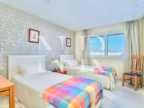 Apartamento en Don Gonzalo con vistas al mar a la venta en Marbella centro