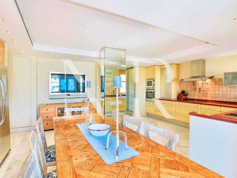 Apartamento en Don Gonzalo con vistas al mar a la venta en Marbella centro