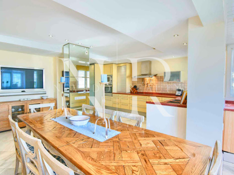 Apartamento en Don Gonzalo con vistas al mar a la venta en Marbella centro