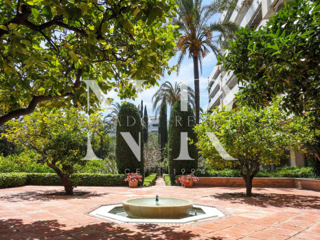 Apartamento en Don Gonzalo con vistas al mar a la venta en Marbella centro