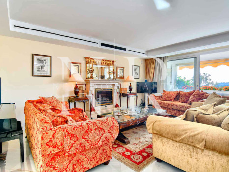 Apartamento en Don Gonzalo con vistas al mar a la venta en Marbella centro
